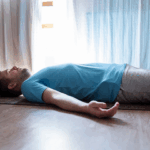 آیاخوابیدن روی زمین برای کمردردمفید است؟