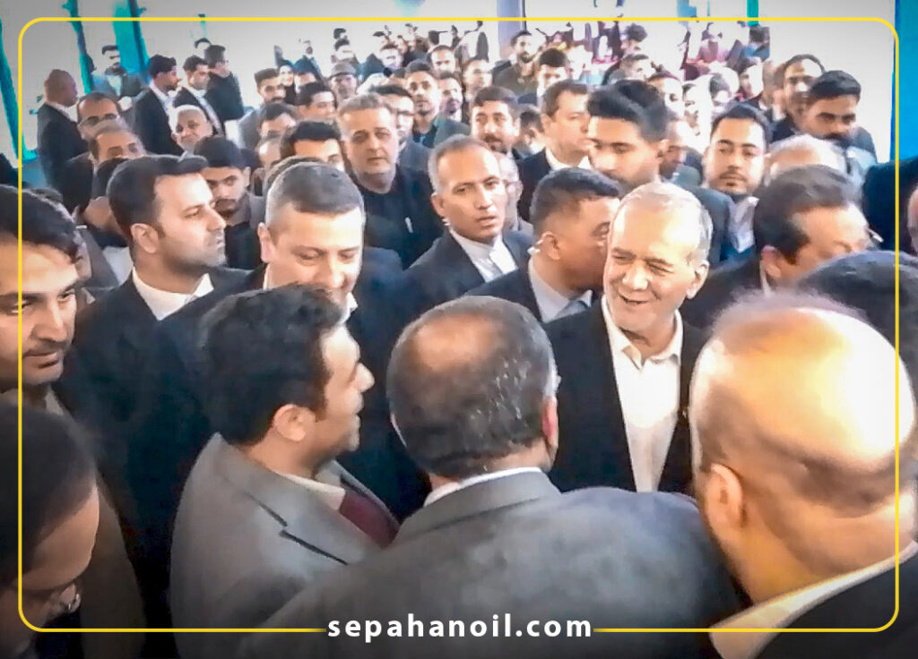 رئیس جمهور هنگام بازدید از غرفه شرکت نفت سپاهان