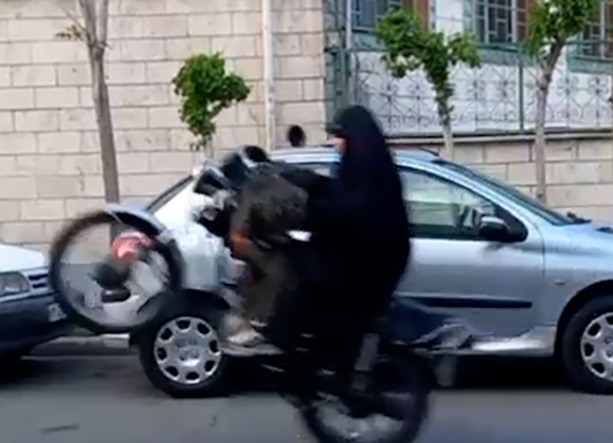 زنان موتورسوار کی گواهینامه می‌گیرند؟